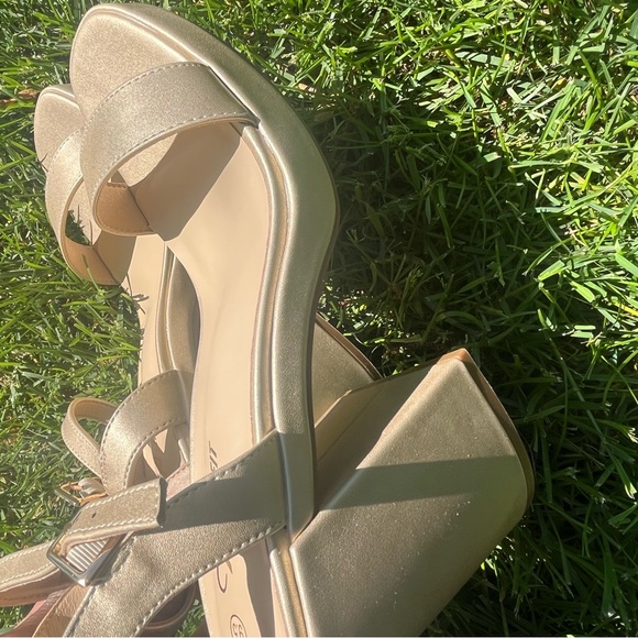 NIB Platform Sandals - Picture 9 of 9